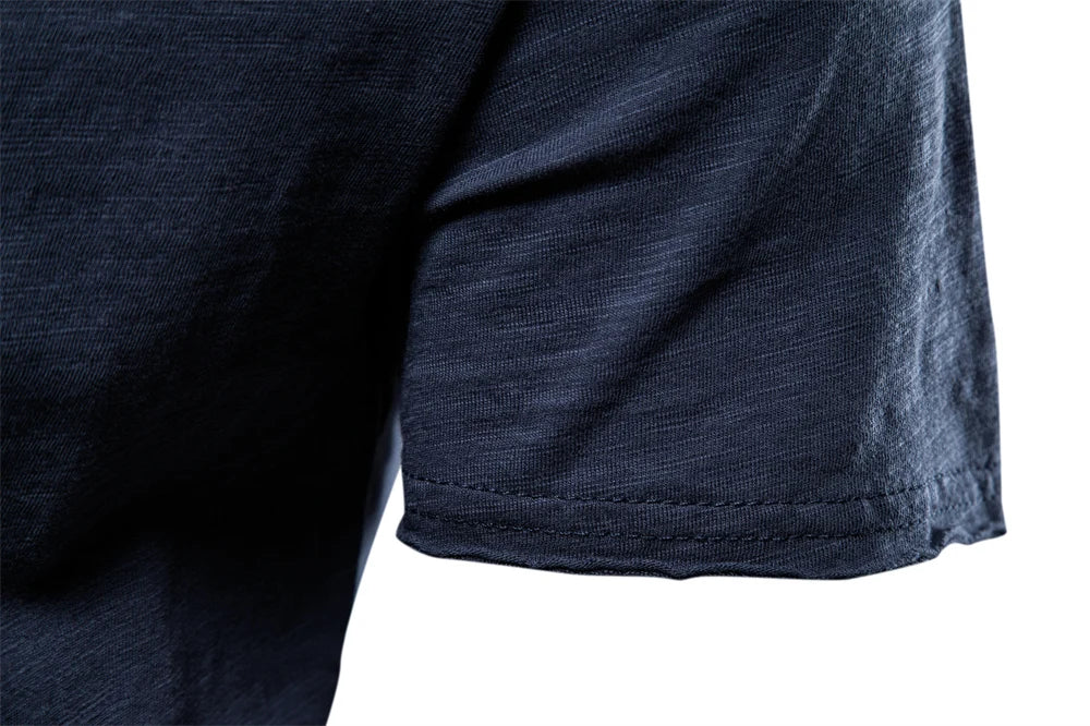 T-shirt homme en coton premium – Coupe slim, manches courtes, L’essentiel masculin, redéfini par la coupe et la matière.