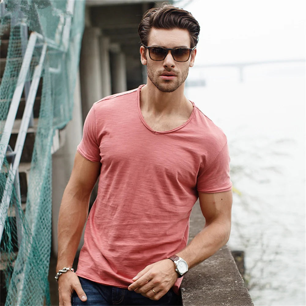 T-shirt homme 100 % coton – Coupe slim, col V ou col rond (au choix)                       Un essentiel moderne, taillé pour une silhouette nette et confortable.
