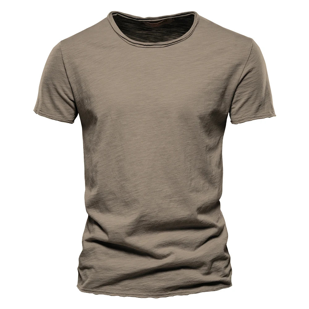 T-shirt homme en coton premium – Coupe slim, manches courtes, L’essentiel masculin, redéfini par la coupe et la matière.