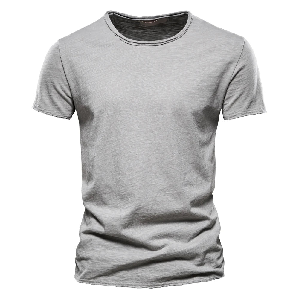 T-shirt homme en coton premium – Coupe slim, manches courtes, L’essentiel masculin, redéfini par la coupe et la matière.
