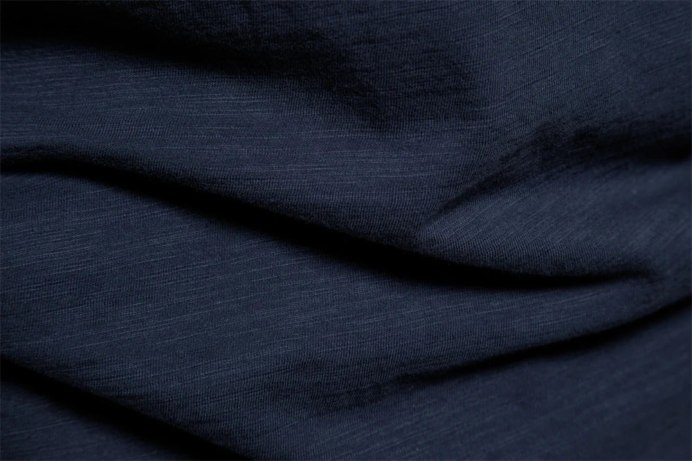 T-shirt homme en coton premium – Coupe slim, manches courtes, L’essentiel masculin, redéfini par la coupe et la matière.