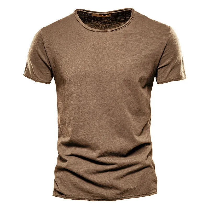 T-shirt homme en coton premium – Coupe slim, manches courtes, L’essentiel masculin, redéfini par la coupe et la matière.