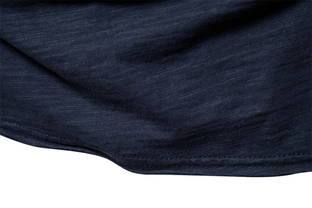 T-shirt homme en coton premium – Coupe slim, manches courtes, L’essentiel masculin, redéfini par la coupe et la matière.