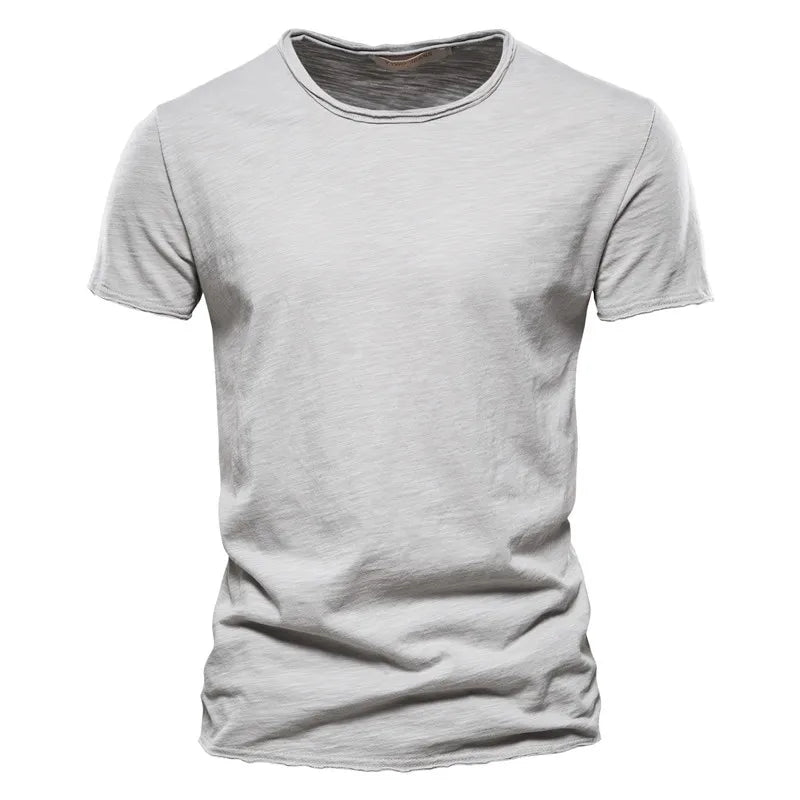 T-shirt homme en coton premium – Coupe slim, manches courtes, L’essentiel masculin, redéfini par la coupe et la matière.