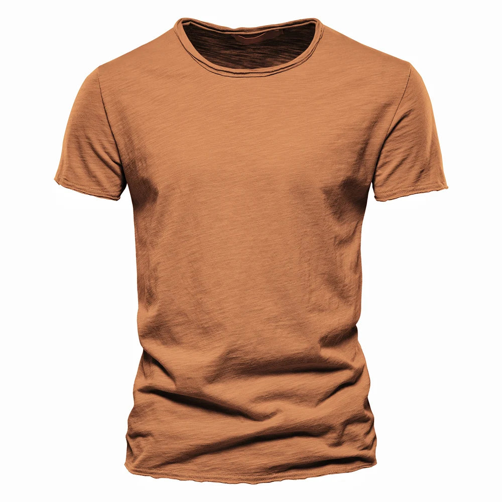 T-shirt homme en coton premium – Coupe slim, manches courtes, L’essentiel masculin, redéfini par la coupe et la matière.