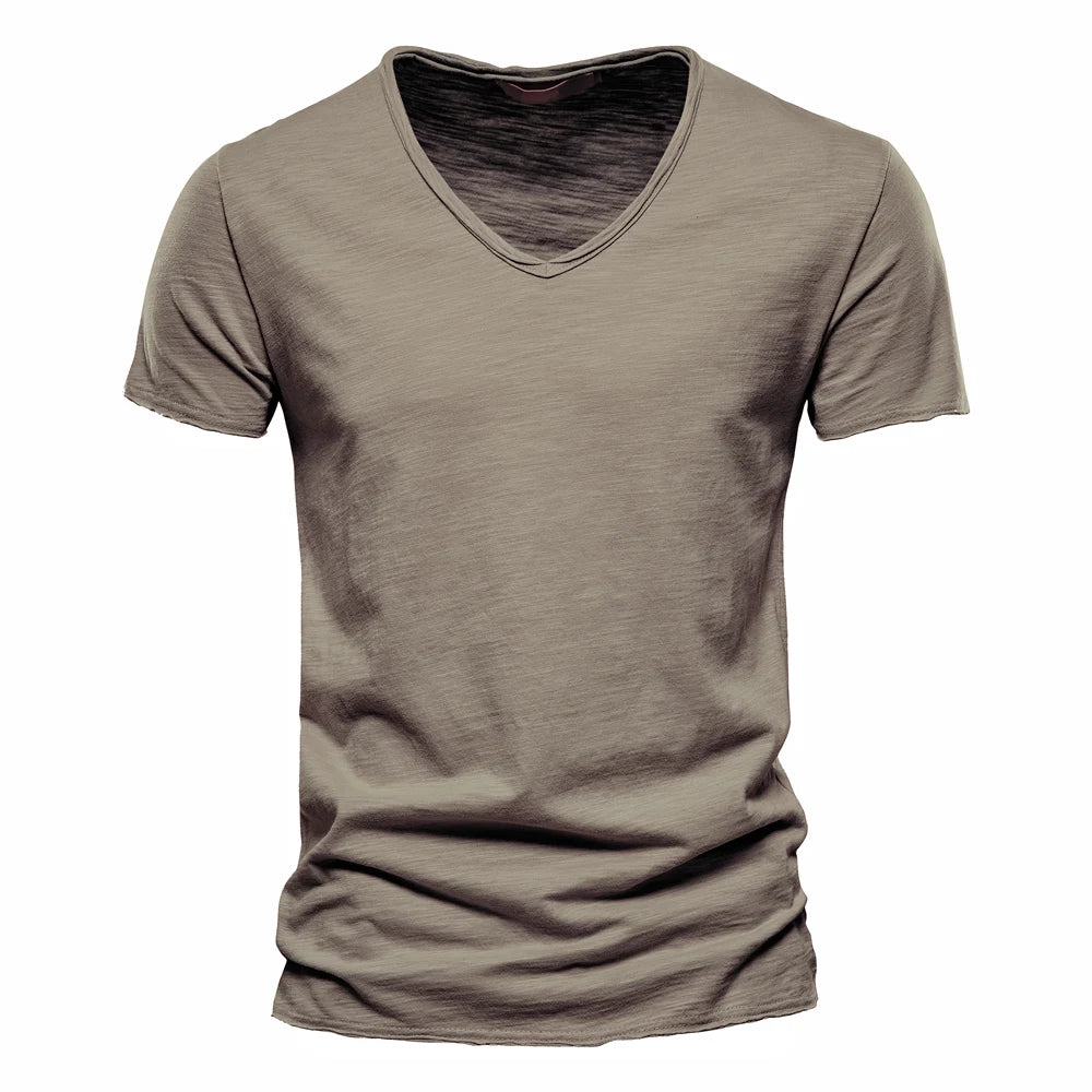 T-shirt homme en coton premium – Coupe slim, manches courtes, L’essentiel masculin, redéfini par la coupe et la matière.