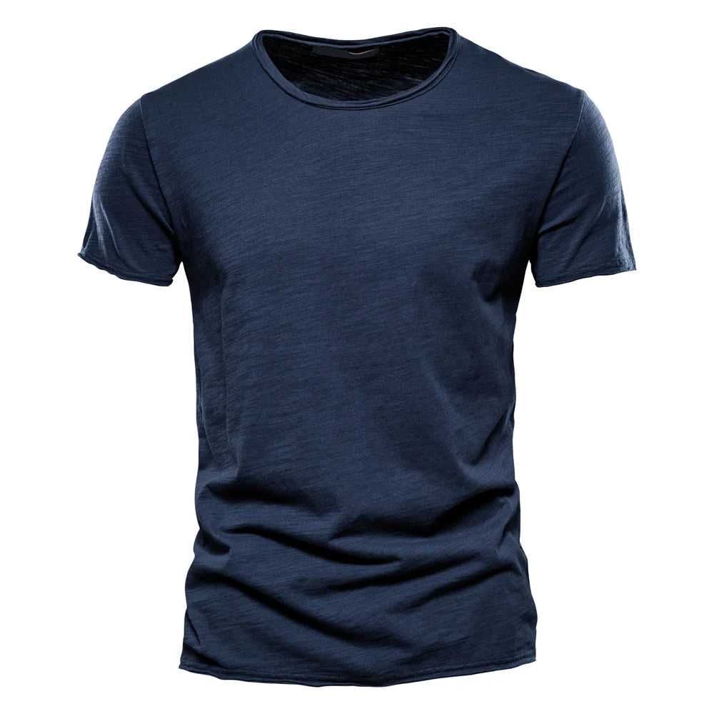 T-shirt homme en coton premium – Coupe slim, manches courtes, L’essentiel masculin, redéfini par la coupe et la matière.