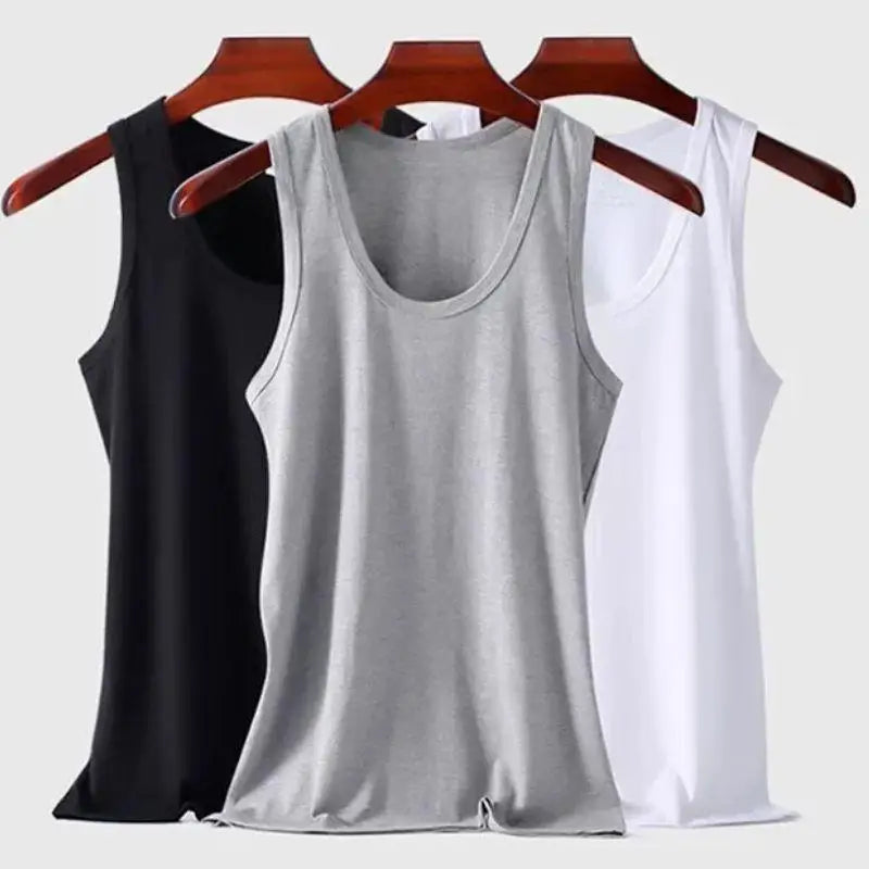 Trois débardeurs en coton sans manches unisexes noir, gris et blanc sur portants, été, fitness, casual.