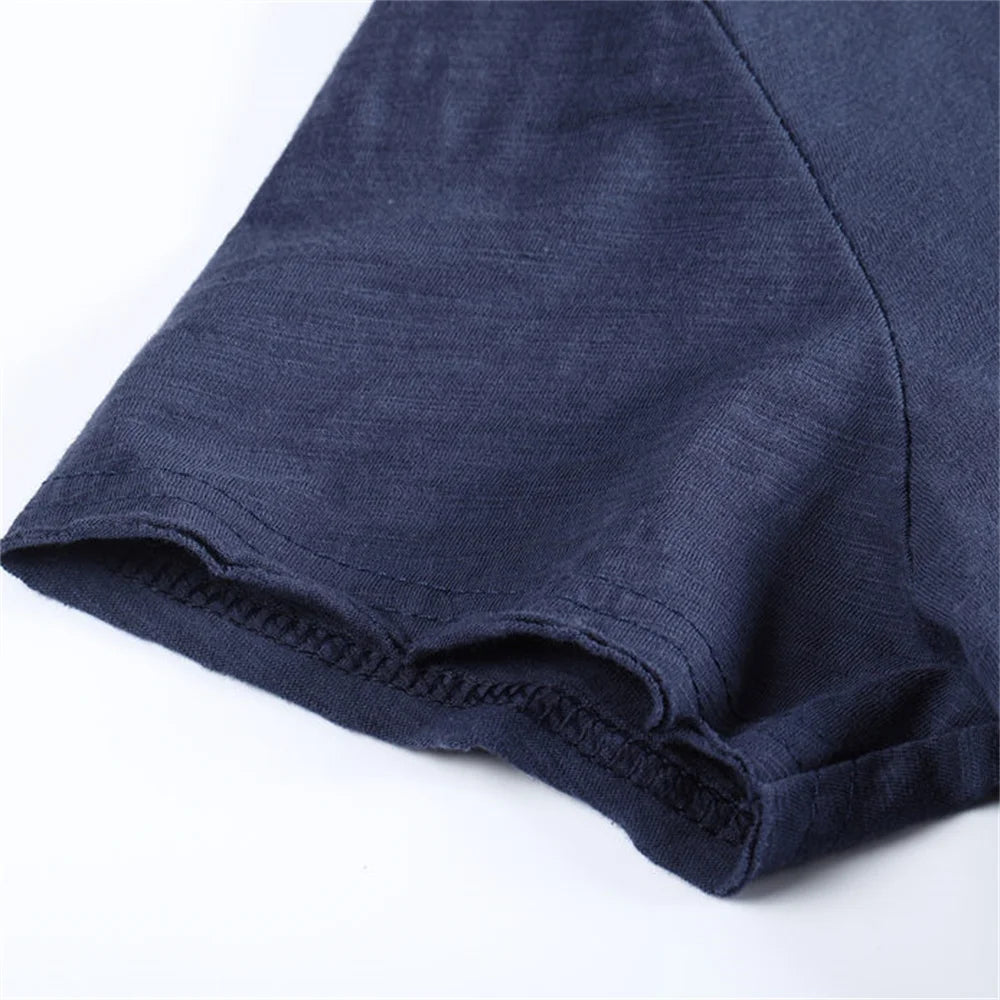 T-shirt homme en coton premium – Coupe slim, manches courtes, L’essentiel masculin, redéfini par la coupe et la matière.