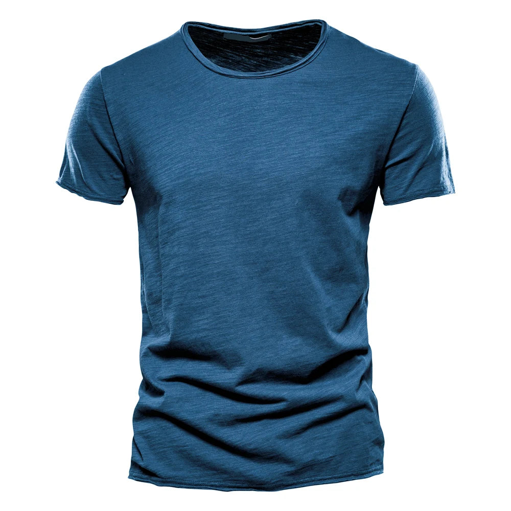 T-shirt homme en coton premium – Coupe slim, manches courtes, L’essentiel masculin, redéfini par la coupe et la matière.