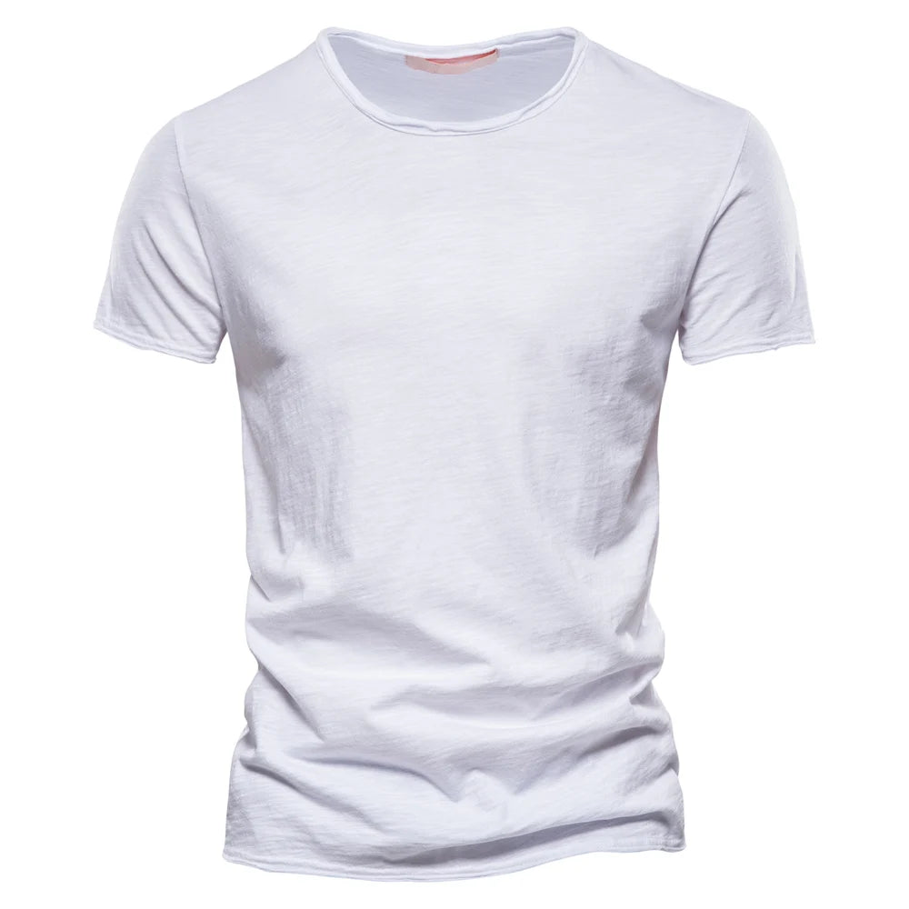 T-shirt homme en coton premium – Coupe slim, manches courtes, L’essentiel masculin, redéfini par la coupe et la matière.