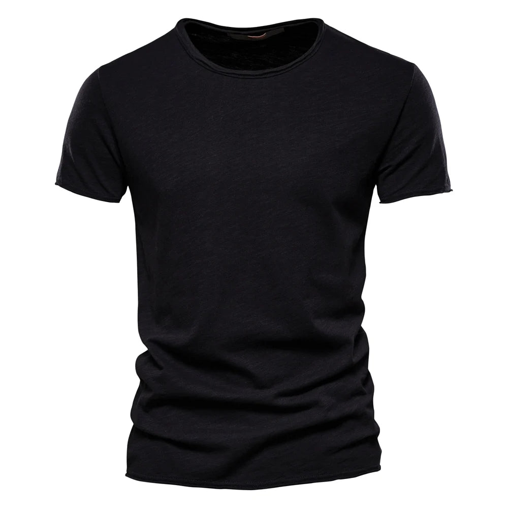 T-shirt homme en coton premium – Coupe slim, manches courtes, L’essentiel masculin, redéfini par la coupe et la matière.